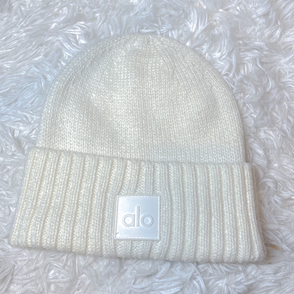 new Alo Yoga white acrylic / alpaca beanie w logo